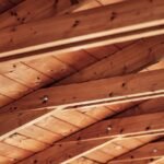 Plafond entre poutres anciennes